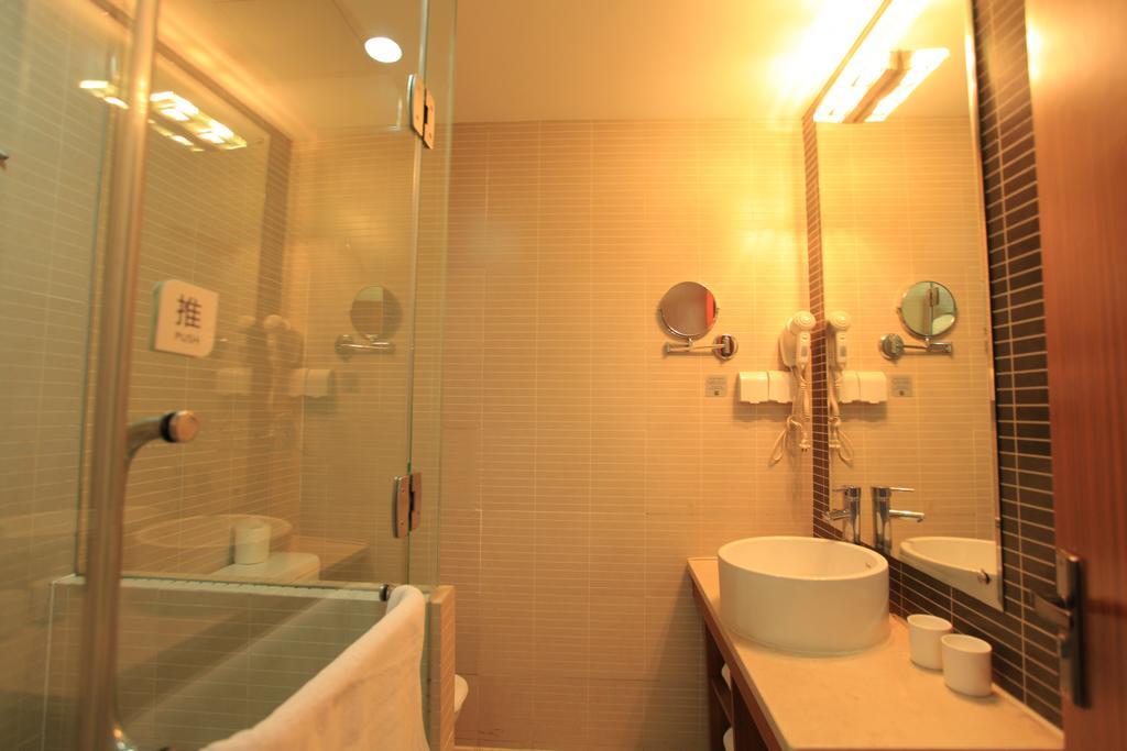 Greentree Inn Shanghai West Huaxia Road Metro Station Express Hotel מראה חיצוני תמונה
